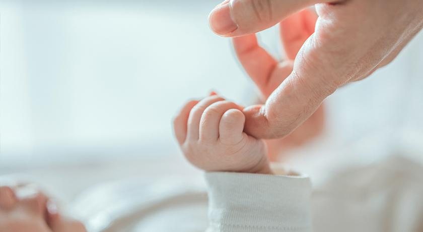 El TC reconeix el dret de les famílies monoparentals a un permís de naixement igualitari 