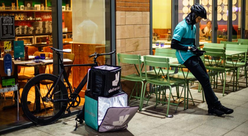El Juzgado Social 24 de BCN sentencia que 741 repartidores de Deliveroo son falsos autónomos