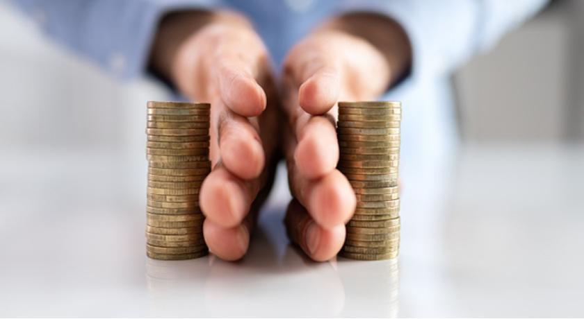 Dues mans separen dues columnes de monedes