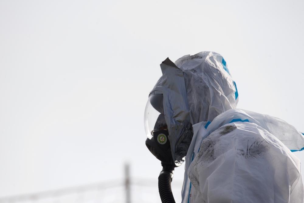 Treballador protegit per manipular amiant