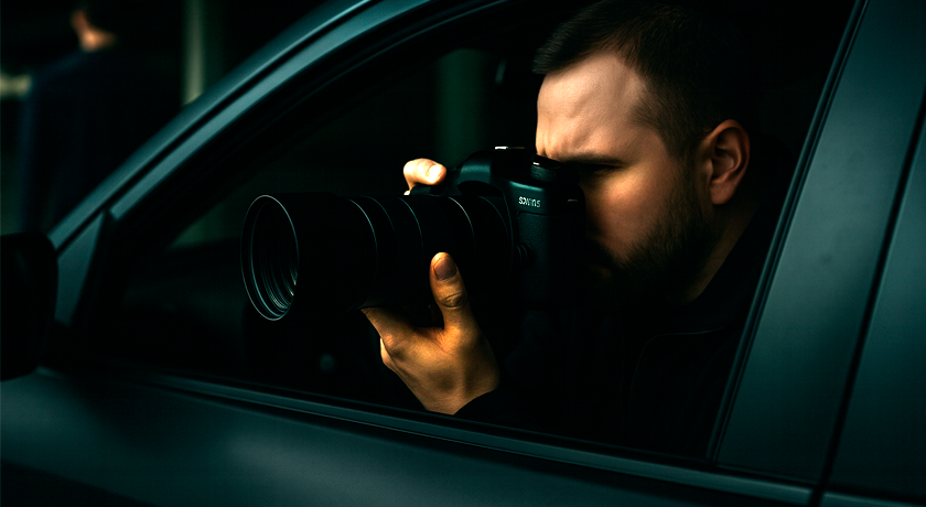 Una persona fotografia algú altre des d'un vehicle
